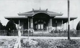 Kaiserbahnhof, Straßenseite