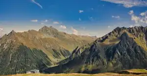links der Bergkamm der Valisera, rechts die Ritzenspitzen