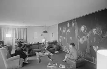 Varlins Werk Die Heilsarmee im Arbeitszimmer von Friedrich Dürrenmatt in Neuchâtel; dieser sitzt rechts auf dem Sofa, neben ihm Eugène Ionesco, Foto: Jack Metzger, Comet Photo, Bildarchiv der ETH, Zürich