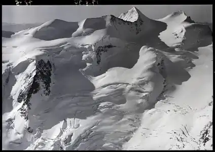 Bellavista, Piz Zupò und Piz Argient (v.&nbsp;l.&nbsp;n.&nbsp;r.) sowie der obere Teil des Vadret da Morteratsch auf einem Luftbild vom 1934.