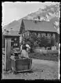 Glarus, Frau in Glarner Tracht, Teilansicht (um 1909)