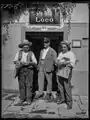 Pöstler und zwei Strohflechter vor der Post (1933)