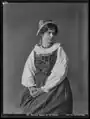 Calancatal, Frau in Bündner Tracht, Teilansicht, 1905