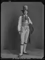 Frontalansicht eines Nidwaldners in Tracht aus dem 18. Jahrhundert, 1905