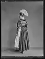 Rückenansicht einer Nidwaldnerin in Tracht, 1905