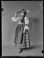 Nidwalden, Frau in Nidwaldner Tracht, Gesamtansicht, 1905