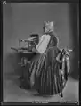 Eine ältere Frau mit Tracht aus Basel-Landschaft beim Weben, 1905