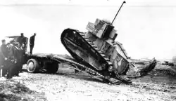 Berliet GCM, Prototyp 1926 beim Aufladen eines Panzers Renault FT
