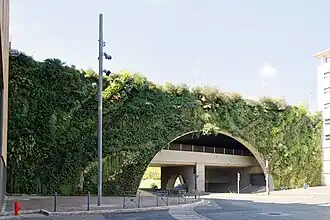 Pflanzenwand an einer Brücke in Aix-en-Provence, 2008