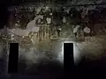 Seitenwand mit zwei Zelleneingängen und Malereien