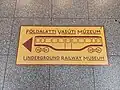 Wegweiser in der Verteilerebene des Metró-Umsteigeknotens Deák Ferenc tér