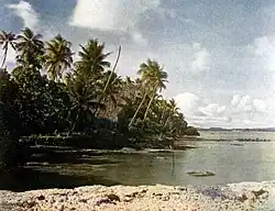 Bucht mit Eingeborenenhaus auf der Insel Yap, historische Aufnahme von 1910
