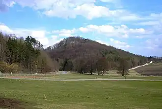 Der Hochhauser Berg mit der Ruine Hochhaus. Am rechten Bergfuß die Domäne Karlshof