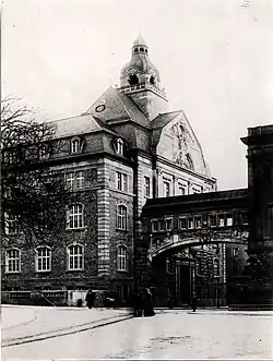 Rechts das Alte Landgericht, links das Alte Amtsgericht, dazwischen ein Brückenbogen, der als Eingang zum Mathildenplatz fungiert (1910)