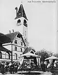 Saalbau, rückwärtige Ansicht von 1908 mit Spielplatz