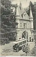 Wagen 1 fährt stadteinwärts und passiert das markante Gebäude an der Einmündung der Rue Stoeber in den Boulevard Léon Gambetta