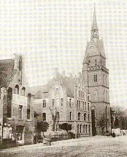 Die katholische Kirche steht unversehrt nach wie vor an der Straße Parade. Aufnahme um 1900.