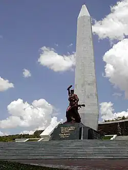 Obelisk und Soldatenstatue