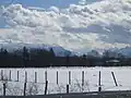 Blick auf Kirchanschöring und die Alpen im Winter