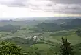Blick vom Milešovka nach Süden, im Vordergrund Milešov