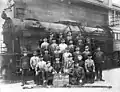 Sächsische XIII H Fabriknummer 1179 vor der Auslieferung im Jahr 1918 als Kulisse für ein Gruppenfoto