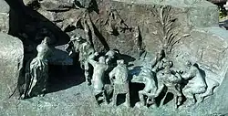 Figurinen im Bierausschank am Sockel des Denkmals von Madam Felle