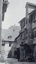 Siebeneichgasse 5: Weinmannsches Haus neben dem Portal, mit Erker und Konsolen