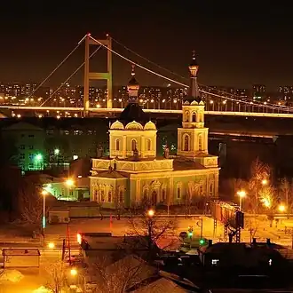 Auferstehungskathedrale und Hängebrücke des Nachts
