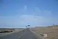 Die Lhasa-Bahn überquert den Highway