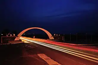 Auffahrt zur großen Brücke bei Nacht.