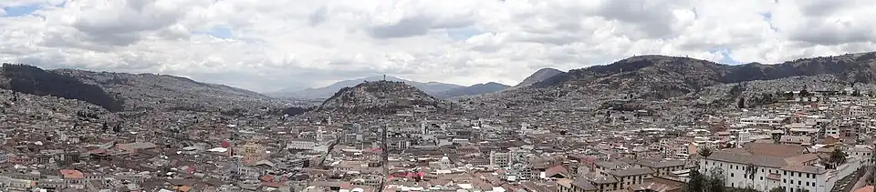 Panoramablick über Quito vom Turm der -number-religion Basílica del Voto Nacional​-0.21504031752963-78.507661537684. Die monumentale Kirche im prächtigen neugotischen Stil des 19. Jahrhunderts ist in der Altstadt. Das Bauwerk ist relativ neu und entstand im neugotischen Stil von 1892 bis 1909. Die Außenansicht täuscht, es handelt sich nicht um einen Steinbau, sondern um eine verblendete Betonkonstruktion mit einem Blech-Stahldach. Interessant wird die Kirche vor allem durch die Möglichkeit der Turmbesteigung (US$ 3 Ausländerspezialpreis): Vom Turm aus hat man eine sehr gute Übersicht über die gesamte Altstadt. Allerdings ist etwas Schwindelfreiheit für die gesicherten, aber luftigen und steilen Stiegen über dem Dach des Kirchenschiffs erforderlich.
