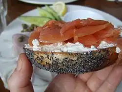 Bagel mit Frischkäse und Lachs
