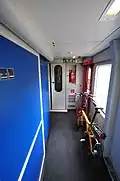 Im Eingangsbereich von Liegewagen ist genug Platz, um ein Fahrrad auch aufgebaut stehen zu lassen.