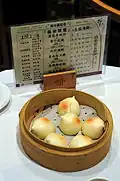 Hefeklöße mit Pflaumenmus, sehen auf der Speisekarte aus wie Litchis, sind aber wirklich riesengroß. Wenn man Karten mit Fotos bekommt, hat man Glück, die Tagesangebote gibts nur in chinesischer Schrift