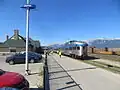 Jasper railway station mit einem Panoramawagen des The Canadian