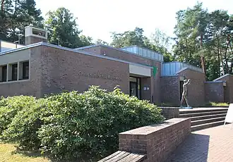 Große KunstschauEingang mit Skulptur
