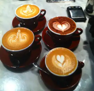 Capuccino mit durch kunstvolles Eingießen des Milchschaums entstandenem Ornament