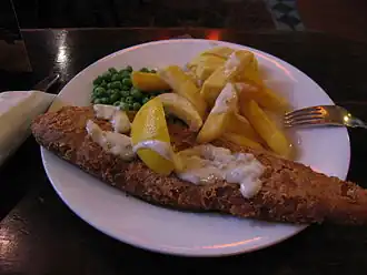 Fish and Chips mit Soße und Erbsen