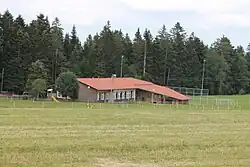 Aichelberger Dorfzentrum mit Turn- und Festhalle, Sportheim, Kindergarten (ehemals die neue Schule), samt Sportplatz im Hintergrund