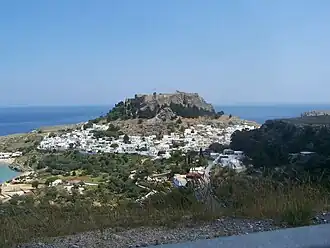 Lindos aus der Ferne mit Akropolis