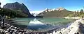 Der Lake Louise mit den Bergen im Westen