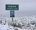 Schnee am Grenzschild zum Alpine County