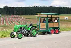 Traktorrundfahrt zu den Mohfeldern