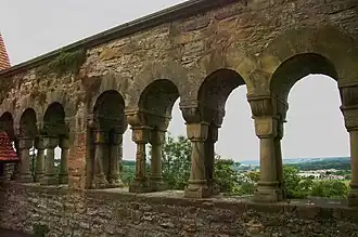 Romanische Arkaden am Palas
