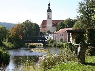 Stadtpfarrkirche mit Regenbrücke in Bad Kötzting