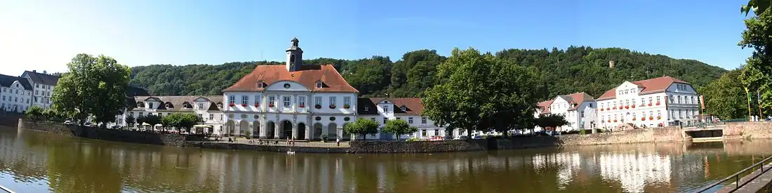 Panorama Bad Karlshafen am alten Hafenbecken. In der Mitte liegt das Rathaus. Rechts oben am Berg ist der Hugenottenturm zu erkennen.