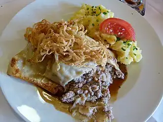 geschmälzte Maultaschen mit Zwiebeln und Kartoffelsalat