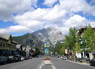 Banff mit der Banff Avenue, wo der Highway verläuft / Alberta