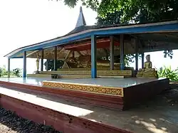 Goldener Buddha in Banlung
