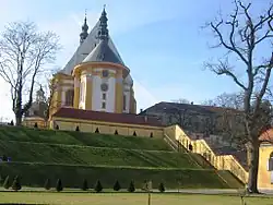 Der Barockgarten und Blick zur Kirche